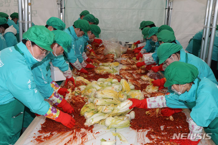 [서울=뉴시스] 권창회 기자 = 하나금융그룹 직원들이 1일 오전 서울 중구 하나금융그룹 명동사옥에서 2023 모두하나데이의 일환으로 김장을 하고 있다. 2023.11.01. kch0523@newsis.com