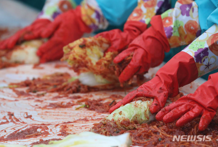 [서울=뉴시스] 권창회 기자 = 하나금융그룹 직원들이 1일 오전 서울 중구 하나금융그룹 명동사옥에서 2023 모두하나데이의 일환으로 김장을 하고 있다. 2023.11.01. kch0523@newsis.com