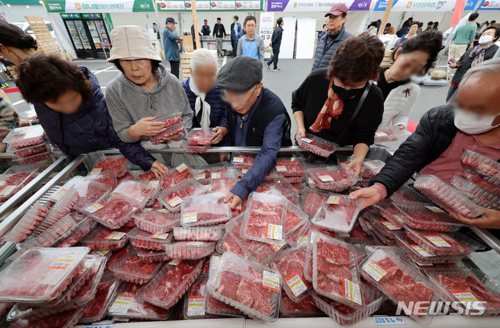 [서울=뉴시스] 조성우 기자 = 서울 서초구 하나로마트 양재점에서 열린 '2023년 대한민국이 한우 먹는 날' 행사를 찾은 시민들이 한우를 고르고 있다. 2023.11.01. xconfind@newsis.com