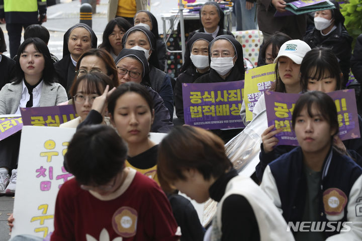 [서울=뉴시스] 김근수 기자 = 정의기억연대 회원들과 시민들이 1일 오후 서울 종로구 일본대사관 앞에서 열린 제1620차 일본군성노예제 문제해결을 위한 정기 수요시위에서 손피켓을 들고 있다. 2023.11.01. ks@newsis.com