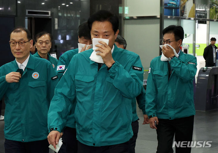 [서울=뉴시스] 홍효식 기자 = 오세훈 서울시장이 1일 서울시청에서 열린 화재 대비 민방위 훈련에서 대피하고 있다. 2023.11.01. yesphoto@newsis.com