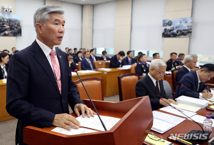 [서울=뉴시스] 조성봉 기자 = 이기식 병무청장이 1일 오후 서울 여의도 국회에서 열린 국방위원회 전체회의에서 2024년 예산안 관련 보고를 하고 있다. 2023.11.01. suncho21@newsis.com