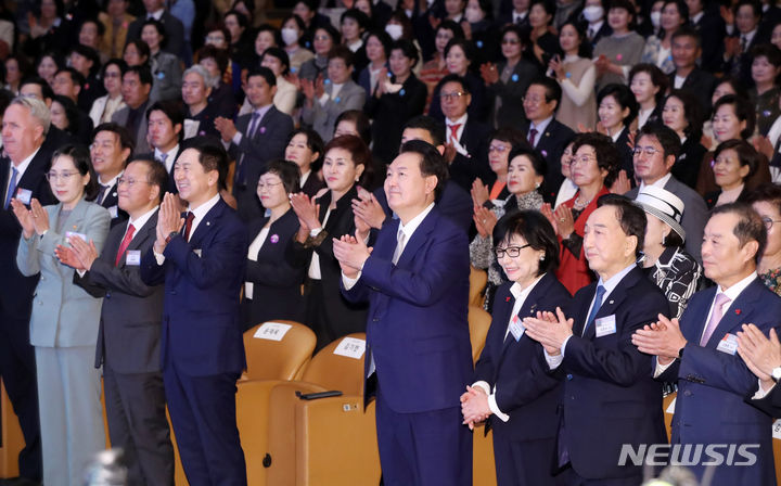 [서울=뉴시스] 조수정 기자 = 윤석열 대통령이 1일 서울 강남구 코엑스에서 열린 제58회 전국여성대회에서 어린이들의 애국가 제창에 박수 보내고 있다. 2023.11.01. chocrystal@newsis.com