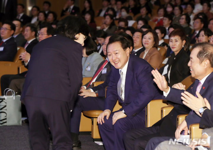 [서울=뉴시스] 조수정 기자 = 윤석열 대통령이 1일 서울 강남구 코엑스에서 열린 제58회 전국여성대회에서 허명 한국여성단체협의회장과 인사하고 있다. 2023.11.01. chocrystal@newsis.com