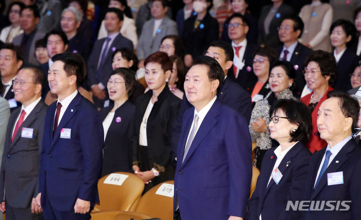 [서울=뉴시스] 조수정 기자 = 윤석열 대통령이 1일 서울 강남구 코엑스에서 열린 제58회 전국여성대회에서 미소짓고 있다. 2023.11.01. chocrystal@newsis.com