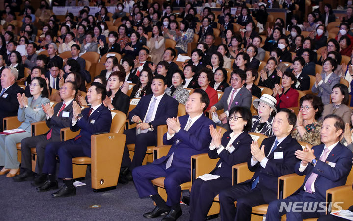 [서울=뉴시스] 조수정 기자 = 윤석열 대통령이 1일 서울 강남구 코엑스에서 열린 제58회 전국여성대회에서 박수치고 있다. 2023.11.01. chocrystal@newsis.com