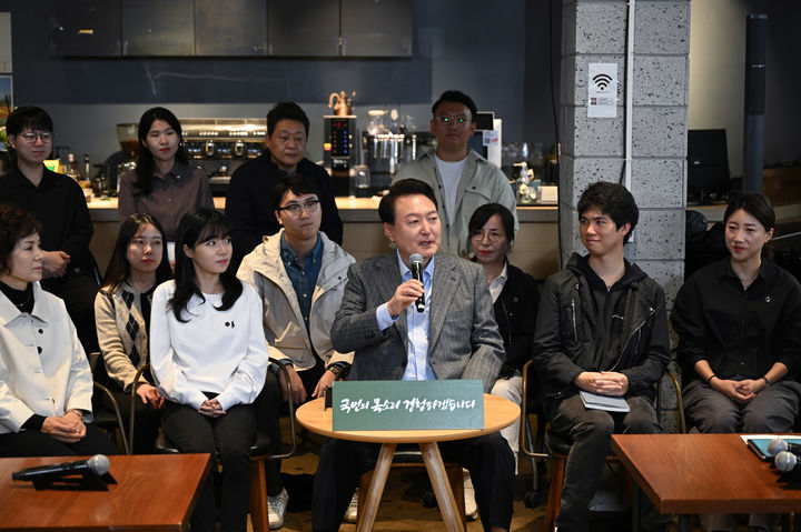 [서울=뉴시스] 윤석열 대통령이 1일 서울 마포구 한 카페에서 열린 제21차 비상경제민생회의에서 발언하고 있다. 이날 회의에는 주부, 회사원, 소상공인 등 다양한 직업과 연령대의 국민 60여 명이 참석했다. (사진=대통령실 제공) 2023.11.01. photo@newsis.com *재판매 및 DB 금지