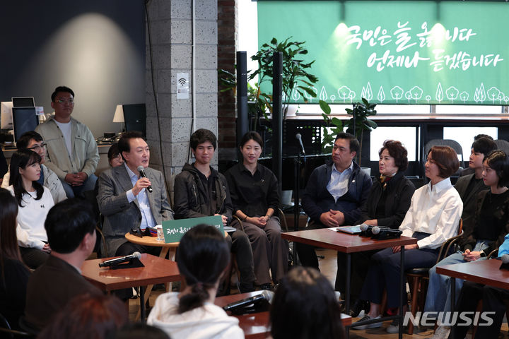 [서울=뉴시스] 윤석열 대통령이 1일 서울 마포구 한 카페에서 열린 제21차 비상경제민생회의에서 발언하고 있다. 이날 회의에는 주부, 회사원, 소상공인 등 다양한 직업과 연령대의 국민 60여 명이 참석했다. (사진=대통령실 제공) 2023.11.01. photo@newsis.com