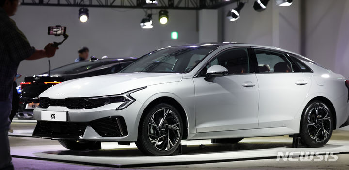[서울=뉴시스] 김선웅 기자 = 1일 서울 성동구 누디트 서울숲에서 기아의 신형 '더 뉴 K5'가 공개되고 있다. 2023.11.02. mangusta@newsis.com