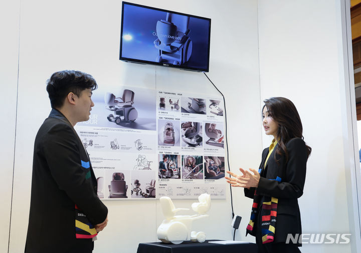 [서울=뉴시스] 전신 기자 = 윤석열 대통령 부인 김건희 여사가 1일 서울 강남구 코엑스에서 열린 디자인코리아 2023에서 대한민국디자인전람회 대통령상을 수상한 '아워아워' 제품의 주디자이너인 김윤호 대학생의 설명을 들으며 대화하고 있다. (대통령실통신사진기자단) 2023.11.01. photo1006@newsis.com