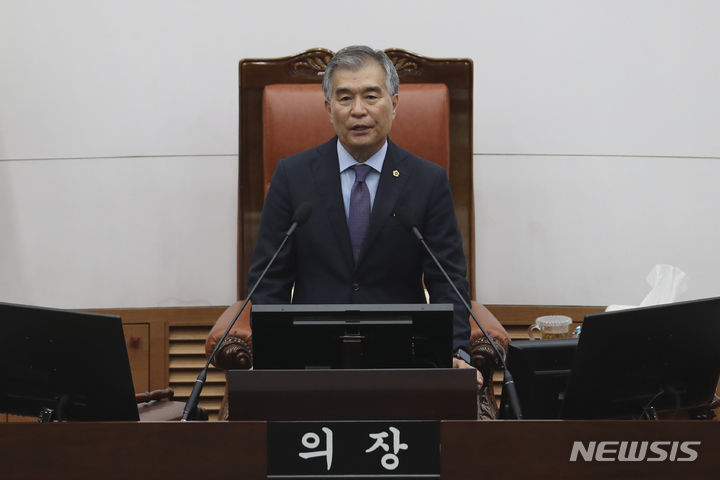 [서울=뉴시스] 김근수 기자 = 김현기 서울시의회 의장이 1일 오후 서울 중구 서울시의회에서 열린 제321회 정례회 1차 본회의를 주재하고 있는 모습. 2023.11.01. ks@newsis.com