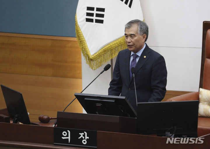 [서울=뉴시스] 김근수 기자 = 김현기 서울시의회 의장이 지난달 1일 오후 서울 중구 서울시의회에서 열린 제321회 정례회 1차 본회의를 주재하고 있다. 2023.11.01. ks@newsis.com