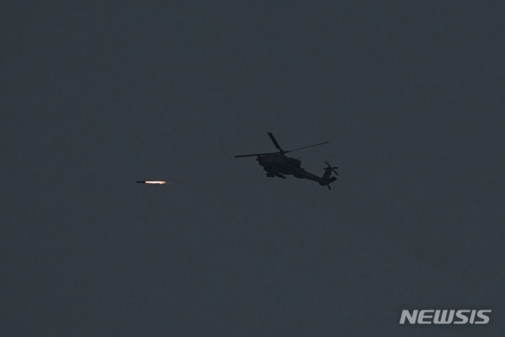 [가자지구=AP/뉴시스]미군이 팔레스타인 무장정파 하마스에 억류된 인질들의 소재를 파악하기 위해 가자지구에 정찰용 드론을 투입해 수색 중이라고 미 국방부가 밝혔다. 사진은 지난 1일(현지시각) 이스라엘 헬기 1대가 가자지구를 향해 미사일을 발사하고 있다. 2023.11.04