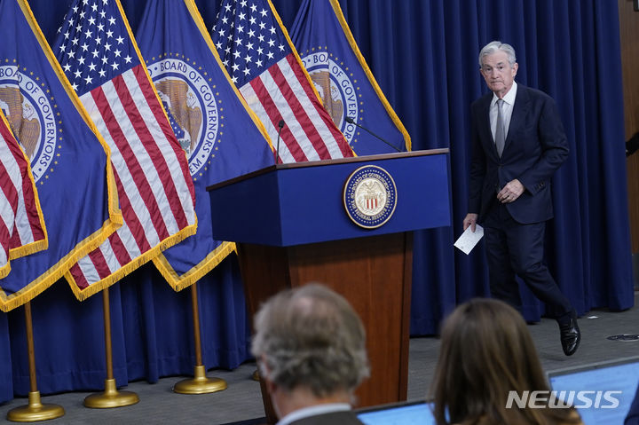 [워싱턴=AP/뉴시스] 제롬 파월 미 연방준비제도(Fed·연준) 의장이 1일(현지시간) 미 워싱턴 연준에서 기자회견을 하기 위해 단상으로 향하고 있다. 2023.11.02.