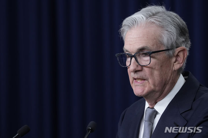 [워싱턴=AP/뉴시스] 제롬 파월 미 연방준비제도(Fed·연준) 의장이 1일(현지시간) 미 워싱턴 연준에서 기자회견을 하고 있다. 2023.11.02.