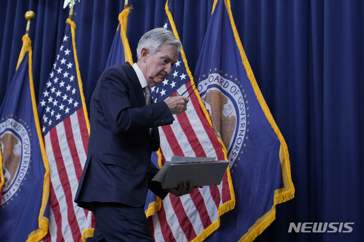 [워싱턴=AP/뉴시스] 제롬 파월 미 연방준비제도(Fed·연준) 의장이 1일(현지시간) 미 워싱턴 연준에서 기자회견을 마친 뒤 이동하고 있다. 2023.11.02.