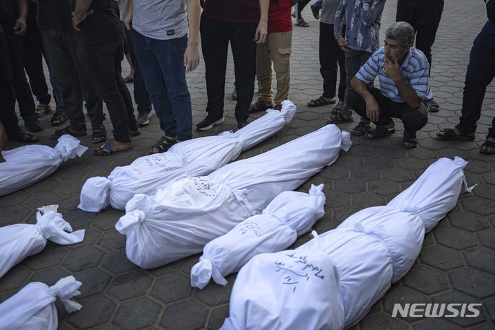 [디르 알 발라(가자지구)=AP/뉴시스] 사진은 지난 1일(현지시간) 가자 지구 디르 알 발라의 한 병원 영안실 앞에서 팔레스타인 주민들이 이스라엘의 공습으로 숨진 사망자들을 애도하는 모습. 2023.11.03.