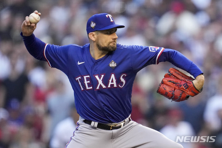 [피닉스=AP/뉴시스] 텍사스 레인저스 네이선 이발디가 1일(현지시간) 미 애리조나주 피닉스의 체이스필드에서 열린 2023 메이저리그(MLB) 월드시리즈(WS) 5차전 1회에서 역투하고 있다. 텍사스는 애리조나를 5-0으로 완파하고 시리즈 전적 4승1패로 창단 첫 WS 정상에 올랐다. 2023.11.02.