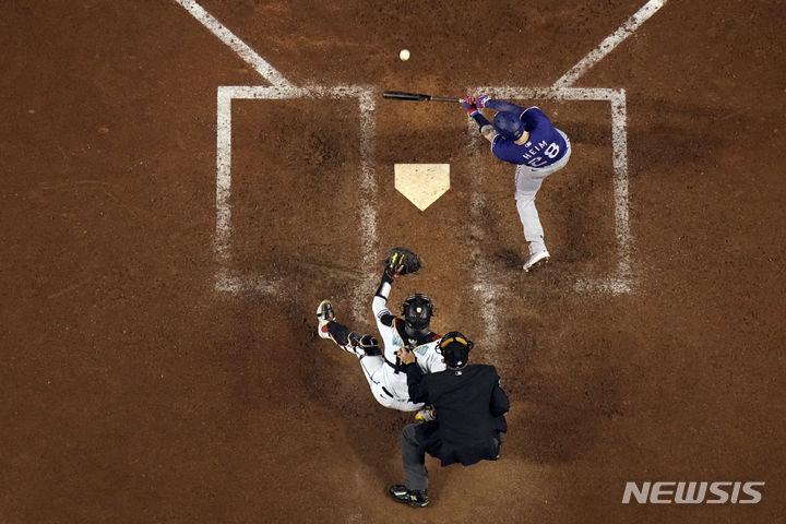 [피닉스=AP/뉴시스] 텍사스 레인저스 요나 하임이 1일(현지시간) 미 애리조나주 피닉스의 체이스필드에서 열린 2023 메이저리그(MLB) 월드시리즈(WS) 5차전 9회에서 안타를 치고 있다. 텍사스는 애리조나를 5-0으로 완파하고 시리즈 전적 4승1패로 창단 첫 WS 정상에 올랐다. 2023.11.02.