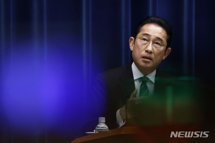 [도쿄=AP/뉴시스] 기시다 후미오 일본 총리가 4일 국제질서 회복을 위해 아세안(ASEAN·동남아시아국가연합)과 협력하겠다는 뜻을 밝혔다. 사진은 기시다 총리가 지난 2일 도쿄 총리관저에서 기자회견을 하고 있는 모습. 2023.11.04.