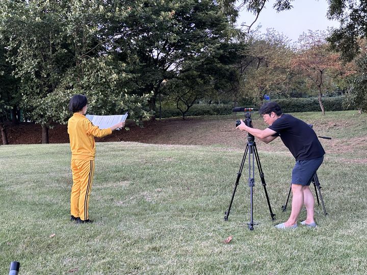 [수원=뉴시스] 작가 정원연은 서수원 일대에 서식하는 텃새와 철새를 탐조하고, 그 기록을 전시할 예정이다. 사진은 탑동 시민농장에서 새를 위한 시를 낭독하는 퍼포먼스를 진행하는 모습이다. (사진=수원문화재단 제공) 2023.11.02. photo@newsis.com *재판매 및 DB 금지