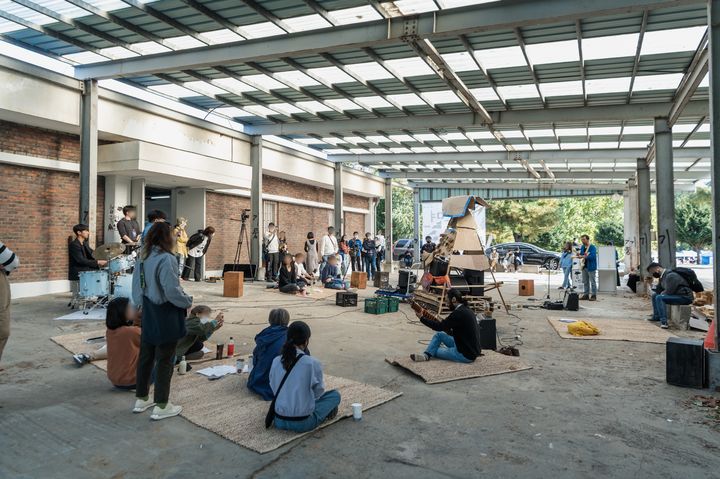 [수원=뉴시스] '멈추면 생동 2022' 개막 공연 장면. (사진=수원문화재단 제공) 2023.11.02. photo@newsis.com *재판매 및 DB 금지