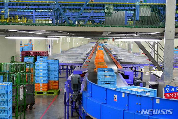 [서울=뉴시스] 풀무원 음성 물류센터는 전자석을 이용한 자동분류기 소터를 활용해 연간 72만t의 탄소를 감축하고 있다. (사진=풀무원 제공)