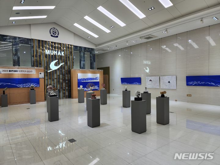 [창원=뉴시스]홍정명 기자=㈜무학 창원 본사 내 굿데이 갤러리 '2023 좋은데이 지역작가 초대전' 전시 작품들. 전시기간은 11월 1일부터 12월 31일까지다.(사진=무학 제공) 2023.11.02. photo@newsis.com