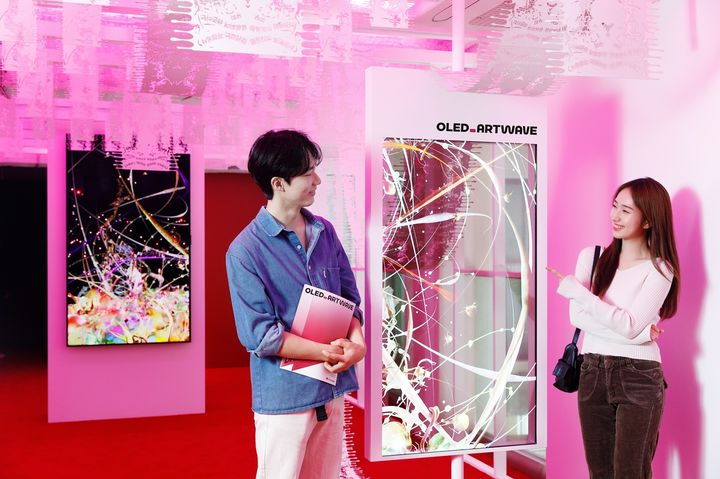 [서울=뉴시스] LG디스플레이 모델이 서울 성수동 복합문화공간 '쎈느'에서 열리는 '아트 웨이브' 전시회에서 OLED로 구현한 디지털아트 작품을 관람하고 있다. (사진=LG디스플레이) 2023.11.02 photo@newsis.com *재판매 및 DB 금지