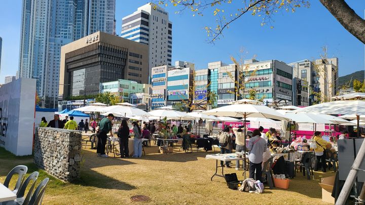 [부산=뉴시스] (구)부산진역사를 리모델링한 ‘동구 문화 플랫폼’에서 부산 동구 시민과 소상공인의 상생 가을 플리마켓 축제 한마당이 열렸다. (사진=부산 동구소상공인 연합회 제공) *재판매 및 DB 금지