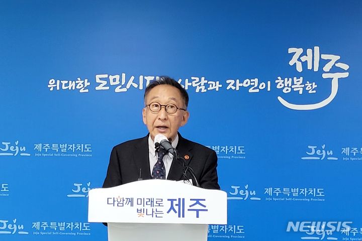 [제주=뉴시스] 이정민 기자 = 고희범 전 제주4·3평화재단 이사장이 2일 제주도청 기자실에서 제주도가 재단 이사장 임명권을 도지사가 갖도록 관련 조례 개정을 추진하는데 대해 비판하고 있다. 2023.11.02. 73jmlee@newsis.com