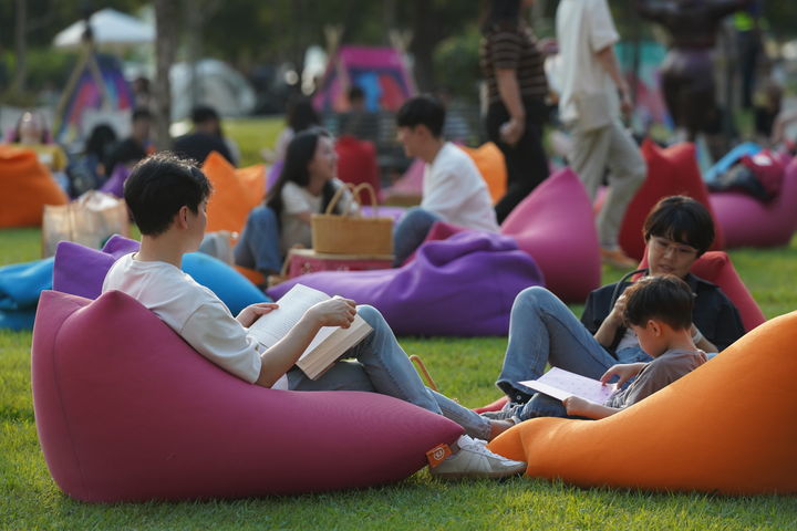 [서울=뉴시스] 뚝섬한강공원 빈백에 앉아 독서중인 가족들.(사진=서울시 제공) *재판매 및 DB 금지