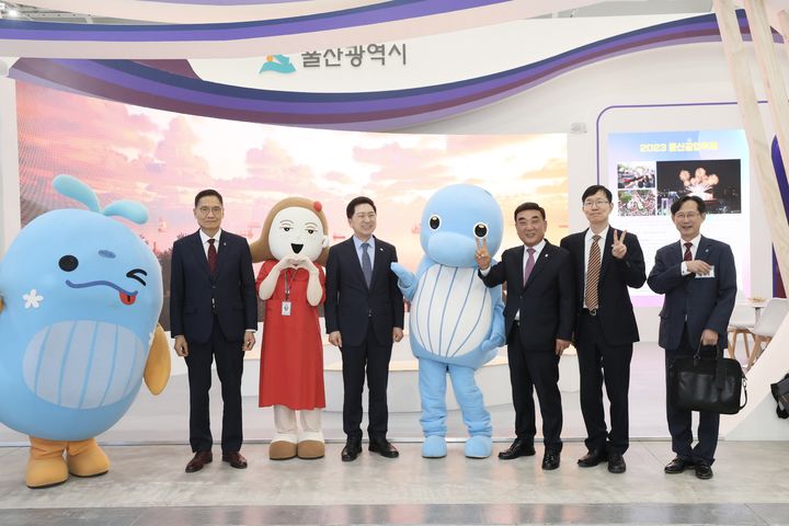 [울산=뉴시스] 박수지 기자 =김두겸 울산시장이 2일 대전컨벤션센터에서 개최된 '2023 대한민국 지방시대 엑스포 및 지방자치·균형발전의 날' 기념식에 참석했다. 2023.11.02. (사진=울산시 제공) photo@newsis.com *재판매 및 DB 금지