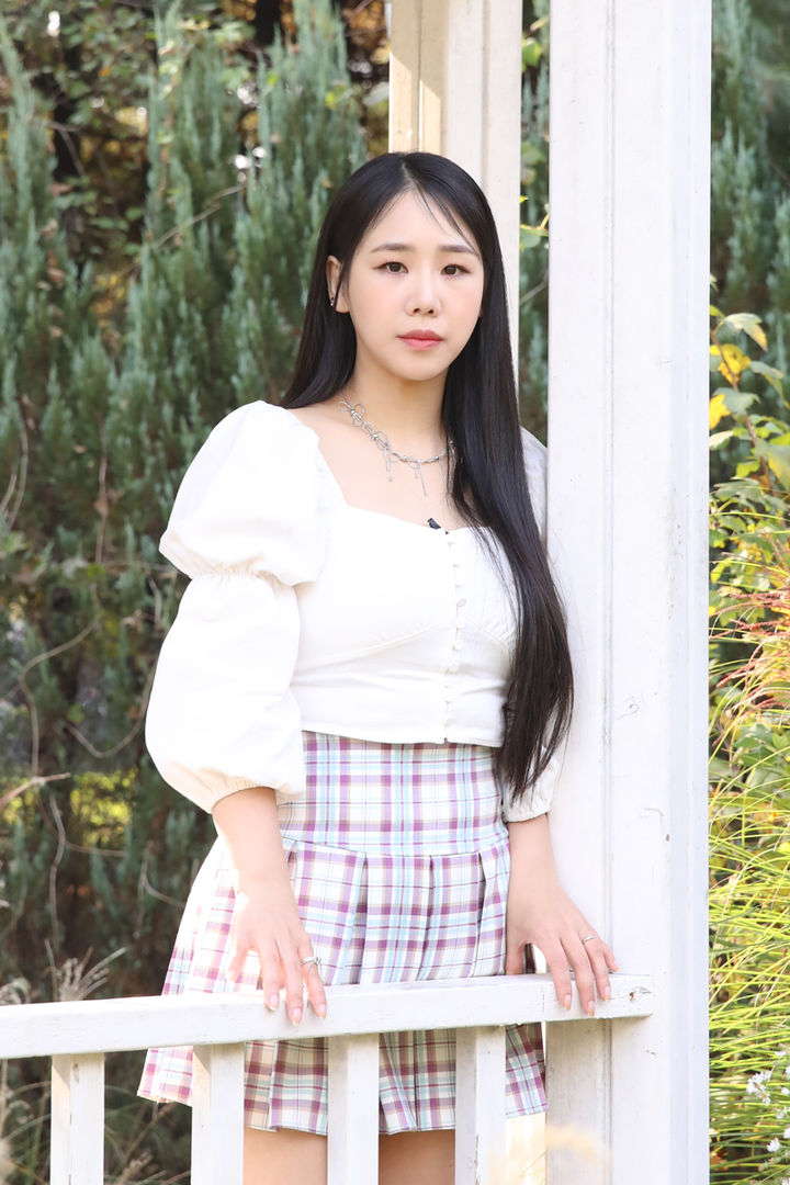 [서울=뉴시스] 가수 유성은이 2일 신곡 '별을 따라가면 네게 닿을 수 있을까(별.따.네)'를 발표했다. (사진=티알엔터테인먼 제공) 2023.11.02.  *재판매 및 DB 금지