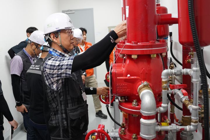 [서울=뉴시스] 제22회 대한민국 안전대상 심사위원들이 참여 기업에 대한 현장심사를 하고 있다.(사진=소방청 제공)