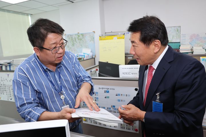 나동연 시장이 주요 현안사업에 관해 설명하고 국비 지원을 건의하기 위해 이달곤 의원실을 방문하고 있다. *재판매 및 DB 금지