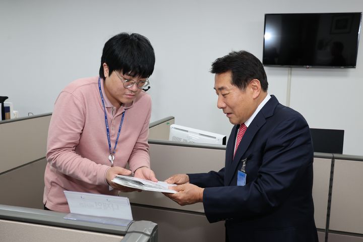 나동연 시장이 주요 현안사업에 관해 설명하고 국비 지원을 건의하기 위해 산업통상자원중소벤처기업위원회 소속 박수영 의원실을 방문하고 있다. *재판매 및 DB 금지