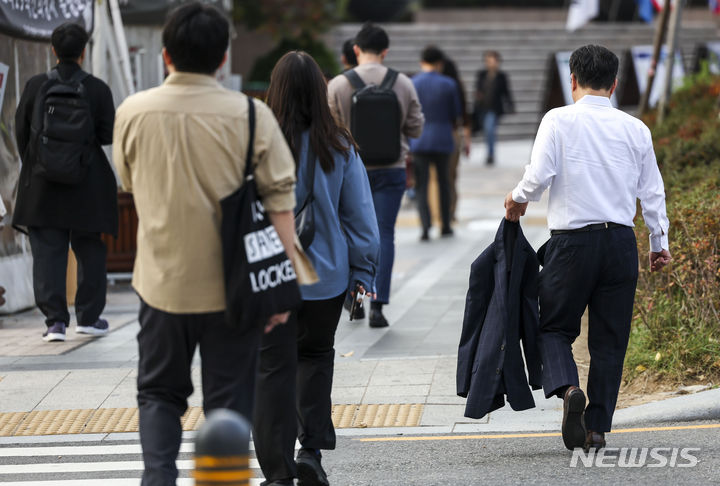 [서울=뉴시스] 정병혁 기자 = 낮 최고기온이 21~28도로 예보된 2일 서울 종로구 세종대로 인근에서 가벼운 옷차림을 한 시민들이 이동하고 있다.  2023.11.02. jhope@newsis.com