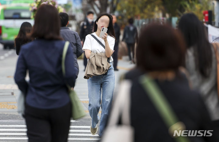 [서울=뉴시스] 정병혁 기자 = 낮 최고기온이 21~28도로 예보된 2일 서울 종로구 세종대로 인근에서 가벼운 옷차림을 한 시민들이 이동하고 있다.  2023.11.02. jhope@newsis.com