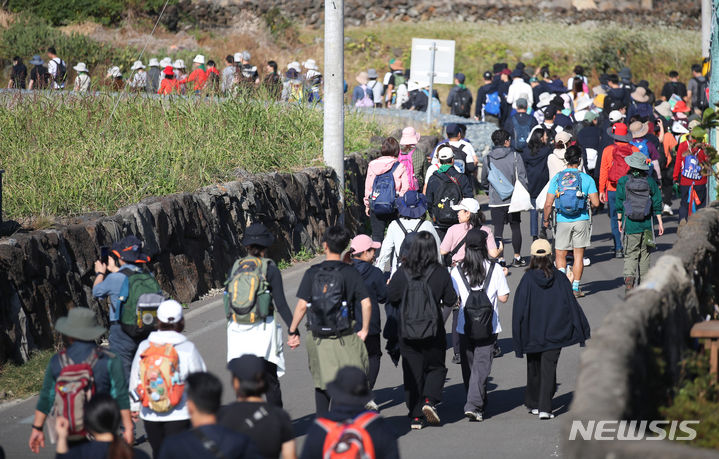 [서귀포=뉴시스] 우장호 기자 = 2023제주올레걷기 축제 참가자들이 2일 오전 제주 서귀포시 대정읍 동일1리 제주올레 11코스를 걷고 있다. 제주의 대표적인 도보여행길인 올레를 즐기는 ‘2023제주올레걷기 축제'는 코로나19와 이태원 참사 등으로 비대면으로 열리거나 취소됐다가 올해 4년 만에 정상적으로 개최됐다. 2023.11.02. woo1223@newsis.com