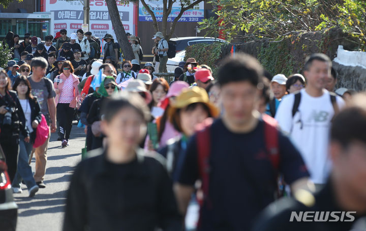 [서귀포=뉴시스] 우장호 기자 = 2023제주올레걷기 축제 참가자들이 2일 오전 제주 서귀포시 대정읍 동일1리 제주올레 11코스를 걷고 있다. 제주의 대표적인 도보여행길인 올레를 즐기는 ‘2023제주올레걷기 축제'는 코로나19와 이태원 참사 등으로 비대면으로 열리거나 취소됐다가 올해 4년 만에 정상적으로 개최됐다. 2023.11.02. woo1223@newsis.com