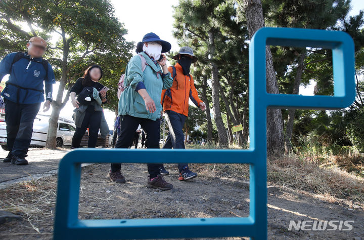 [서귀포=뉴시스] '제주올레걷기 축제' 참가자들이 2023년 11월2일 오전 제주 서귀포시 대정읍에서 축제 1일차 제주올레 11코스를 걷고 있다. (사진=뉴시스 DB). photo@newsis.com 