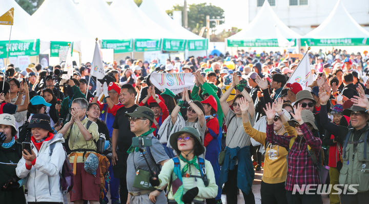 [서귀포=뉴시스] 우장호 기자 = 2일 오전 제주 서귀포시 대정읍 하모체육공원에서 '2023 제주올레걷기 축제' 개막행사 진행되고 있다. 제주의 대표적인 도보여행길인 올레를 즐기는 ‘2023제주올레걷기 축제'는 코로나19와 이태원 참사 등으로 비대면으로 열리거나 취소됐다가 올해 4년 만에 정상적으로 개최됐다. 2023.11.02. woo1223@newsis.com