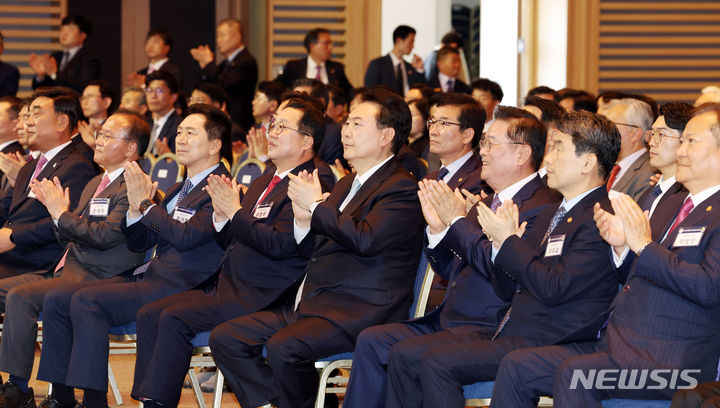 [대전=뉴시스] 조수정 기자 = 윤석열 대통령이 2일 대전컨벤션센터에서 열린 2023 지방시대 엑스포 및 지방자치·균형발전의 날 기념식에서 박수치고 있다. 2023.11.02. chocrystal@newsis.com
