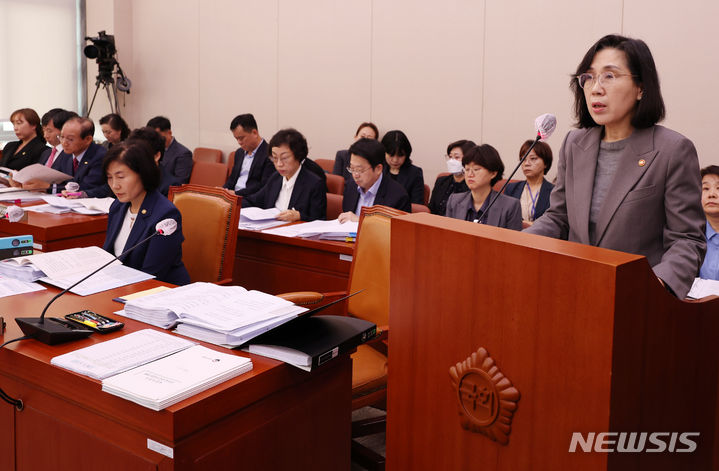[서울=뉴시스] 조성봉 기자 = 김현숙 여성가족부 장관이 2일 오전 서울 여의도 국회에서 열린 여성가족위원회 국정감사에서 업무보고를 하고 있다. 2023.11.02. suncho21@newsis.com