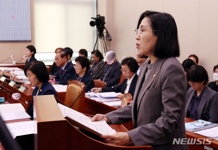 [서울=뉴시스] 조성봉 기자 = 김현숙 여성가족부 장관이 2일 오전 서울 여의도 국회에서 열린 여성가족위원회 국정감사에서 업무보고를 하고 있다. 2023.11.02. suncho21@newsis.com