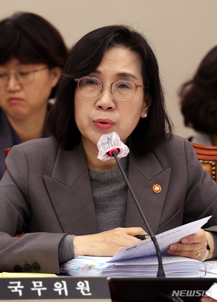 [서울=뉴시스] 조성봉 기자 = 김현숙 여성가족부 장관이 2일 오전 서울 여의도 국회에서 열린 여성가족위원회 국정감사에서 의원들의 질의에 답변하고 있다.  2023.11.02. suncho21@newsis.com