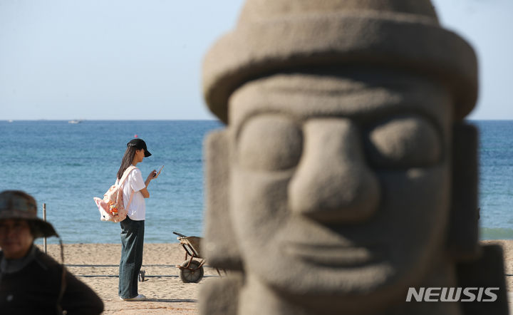 [제주=뉴시스] 우장호 기자 = 늦가을이라는 계절이 무색하게 더운 날씨를 보인 2일 오후 제주시 이호해수욕장에서 반팔 차림을 한 관광객들이 눈에 띈다. 2023.11.02. woo1223@newsis.com