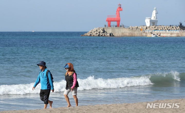 [제주=뉴시스] 우장호 기자 = 늦가을이라는 계절이 무색하게 더운 날씨를 보인 2일 오후 제주시 이호해수욕장에서 시민들이 맨발로 해변가를 걸어가고 있다. 2023.11.02. woo1223@newsis.com