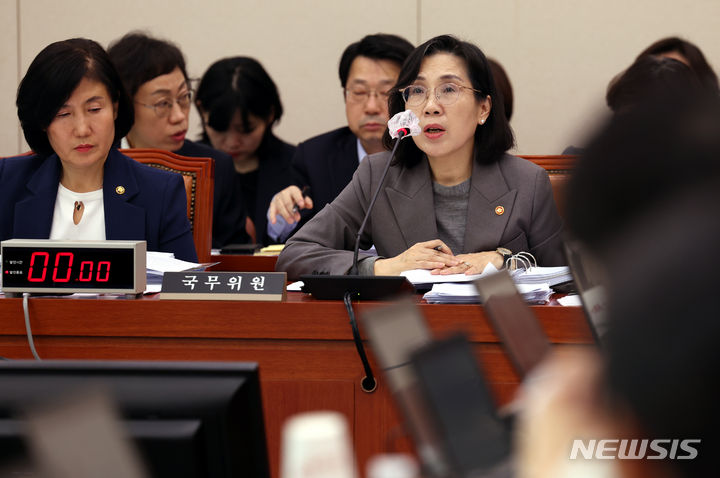 [서울=뉴시스] 조성봉 기자 = 김현숙 여성가족부 장관이 2일 오후 서울 여의도 국회에서 열린 여성가족위원회 국정감사에서 답변하고 있다. 2023.11.02. suncho21@newsis.com
